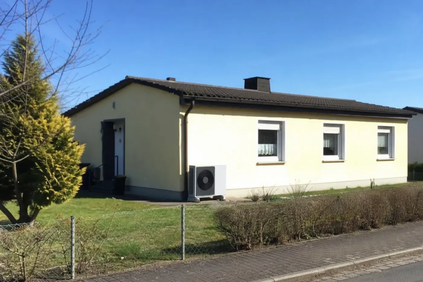 KI-generiertes Bild zum Projekt: Kleines Haus von 1971 mit Nachtspeicher