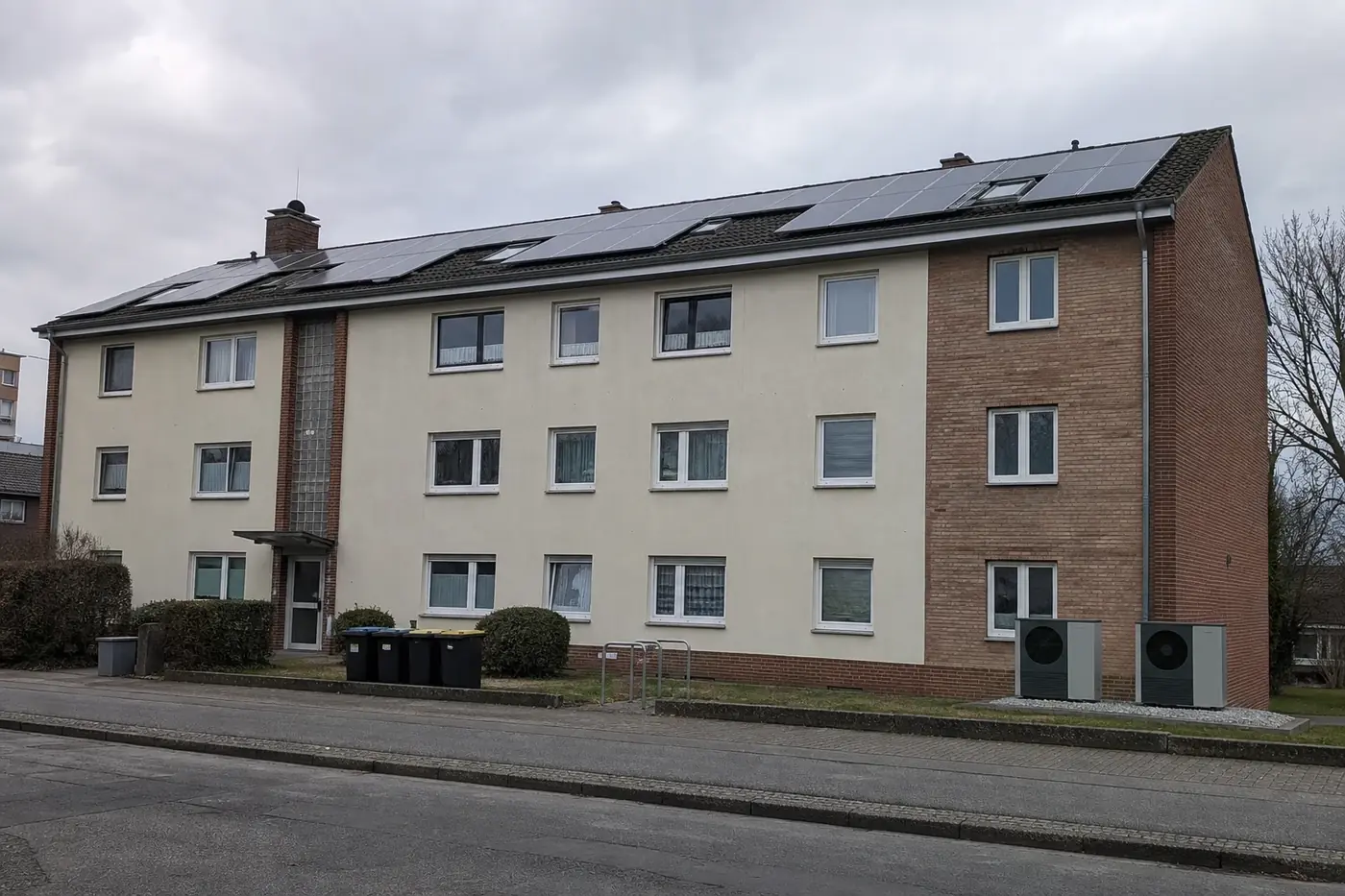 KI-generiertes Bild zum Projekt: Kleines Mehrfamilienhaus von 1964