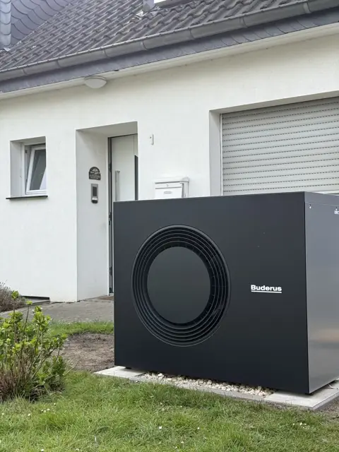 Installierte Wärmepumpe am Haus