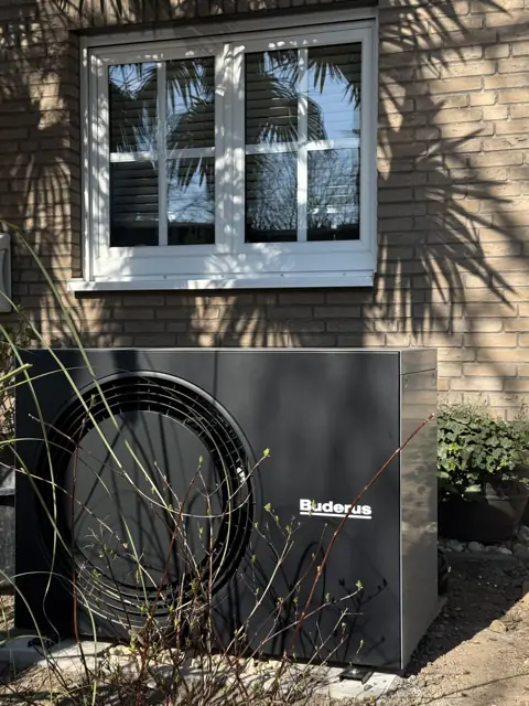 Installierte Wärmepumpe am Haus