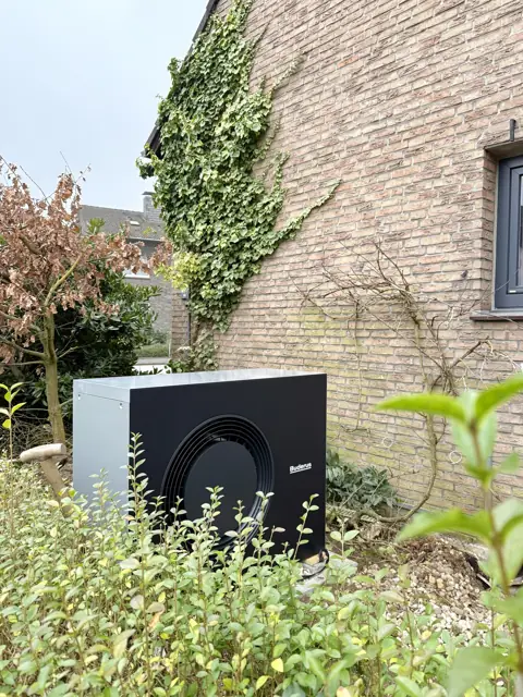 Installierte Wärmepumpe am Haus