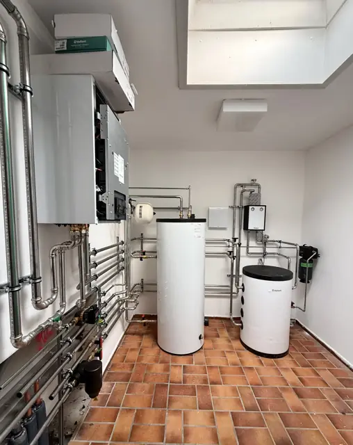 Heizungsraum mit Wärmepumpe und Speicher
