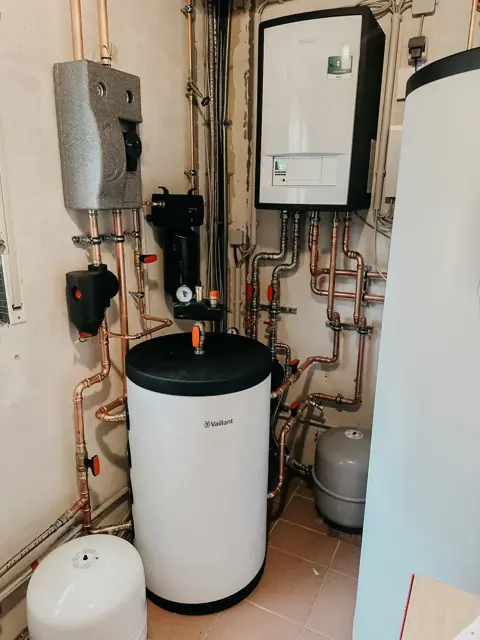Heizungsraum mit Wärmepumpe und Speicher