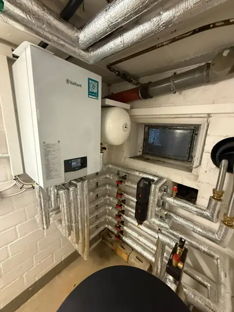 Heizungsraum mit Wärmepumpe und Speicher