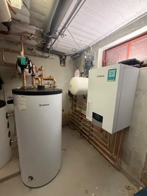 Heizungsraum mit Wärmepumpe und Speicher