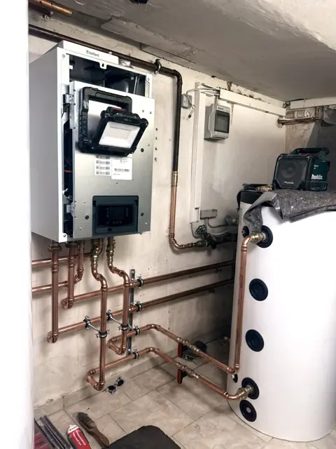 Heizungsraum mit Wärmepumpe und Speicher