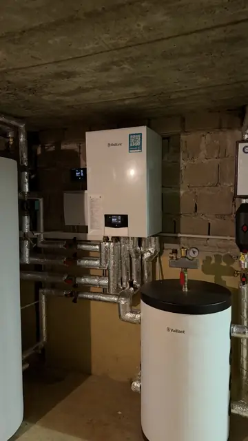 Heizungsraum mit Wärmepumpe und Speicher