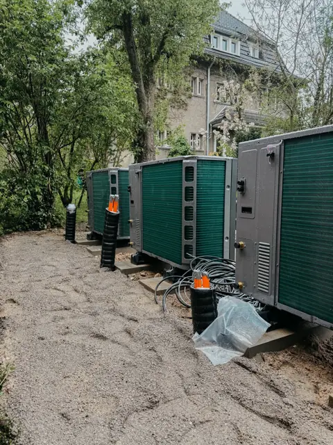 Installierte Wärmepumpe am Haus