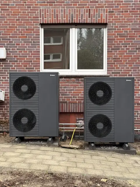 Installierte Wärmepumpe am Haus