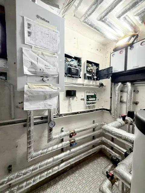Heizungsraum mit Wärmepumpe und Speicher