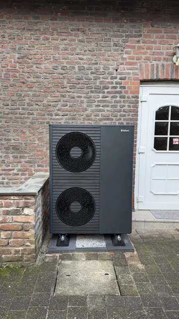 Installierte Wärmepumpe am Haus