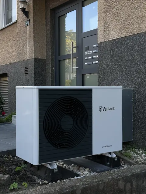 Installierte Wärmepumpe am Haus