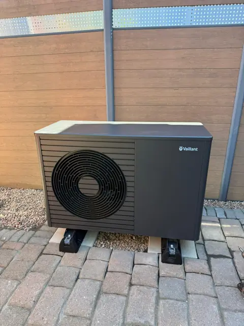 Installierte Wärmepumpe am Haus