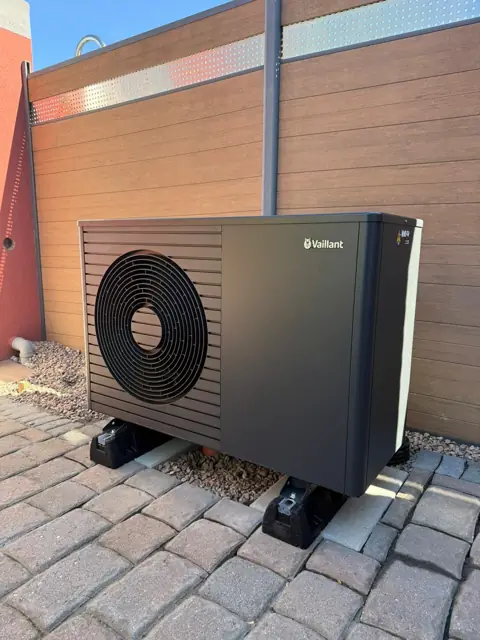 Installierte Wärmepumpe am Haus