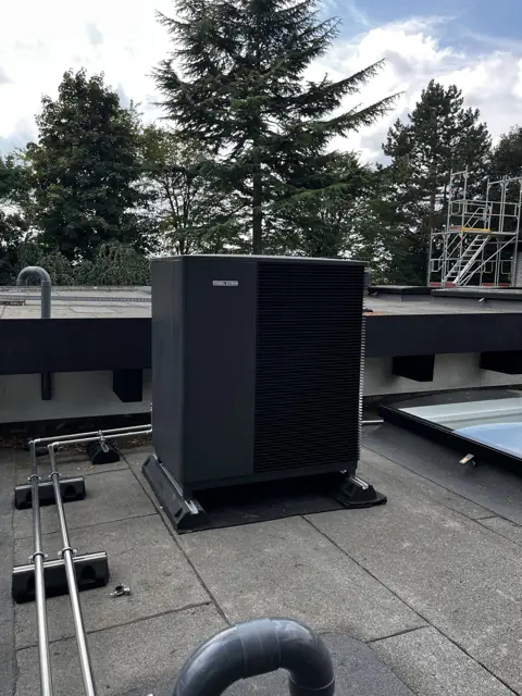 Installierte Wärmepumpe am Haus