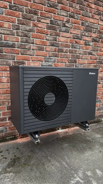 Installierte Wärmepumpe am Haus